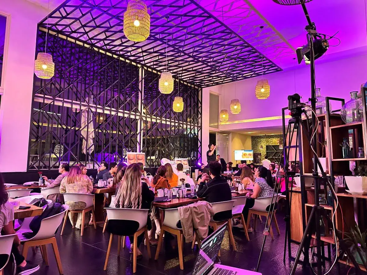 Evento en restaurante con equipo de iluminación, audio y video